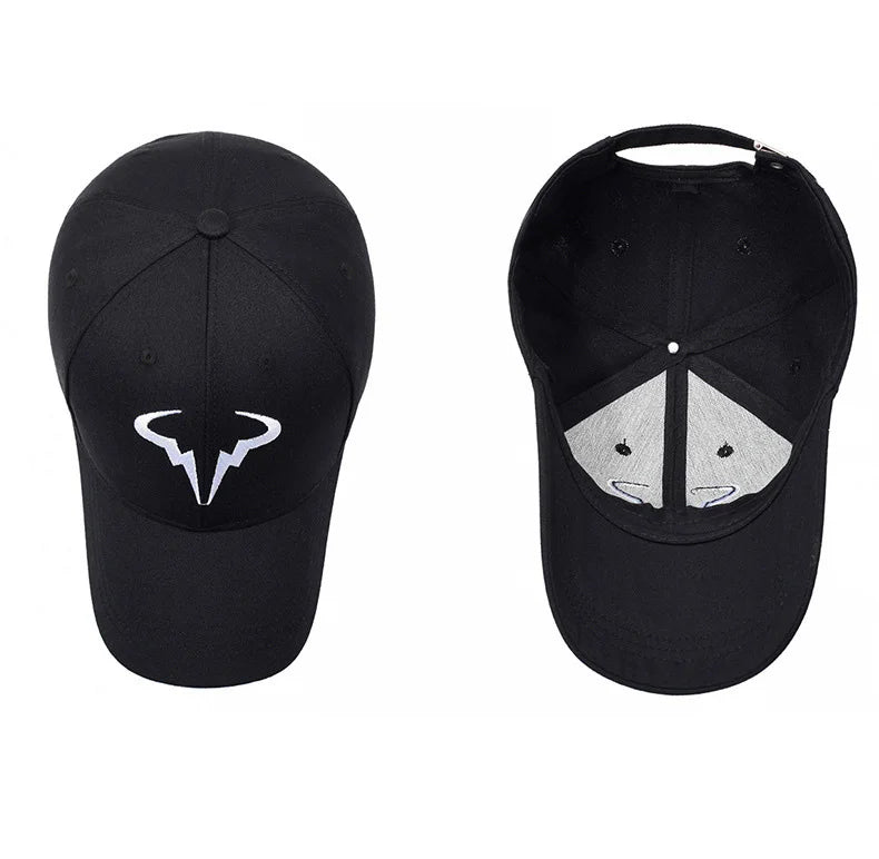 Schwarze Baseball Cap – Weißes Bullenhorn-Logo